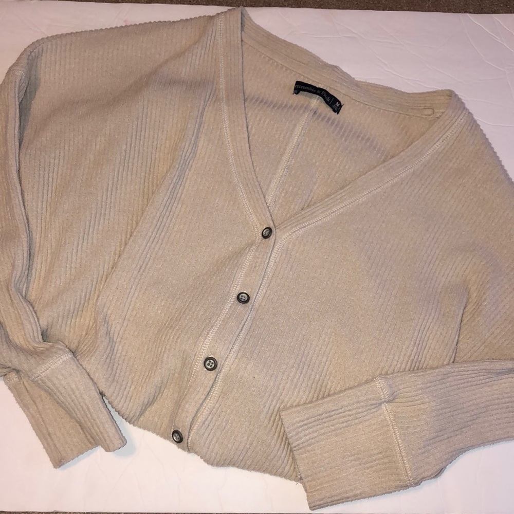 ABERCROMBIE AND FITCH - Relaxed button down v neck with waist tie.